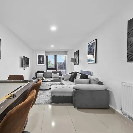 Three Bedroom By Brookland Serviced Short Lets Leeds With Free Wifi *