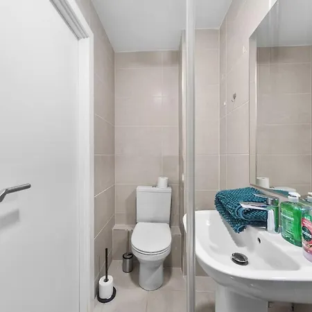 Three Bedroom By Brookland Serviced Short Lets Leeds With Free Wifi Apartment