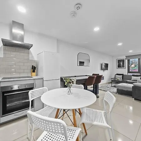 Three Bedroom By Brookland Serviced Short Lets Leeds With Free Wifi Leeds (West Yorkshire)