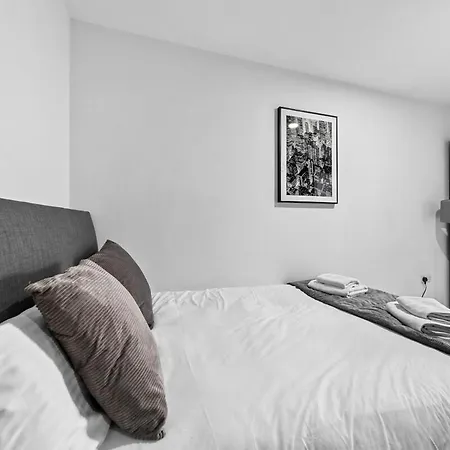 Three Bedroom By Brookland Serviced Short Lets Leeds With Free Wifi Apartment