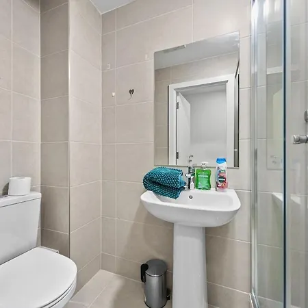 Apartment Three Bedroom By Brookland Serviced Short Lets Leeds With Free Wifi *
