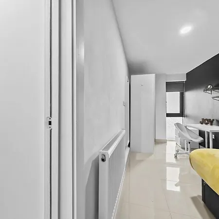 Three Bedroom By Brookland Serviced Short Lets Leeds With Free Wifi Apartment Leeds (West Yorkshire)