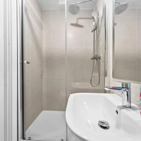 Apartment Three Bedroom By Brookland Serviced Short Lets Leeds With Free Wifi Leeds (West Yorkshire)