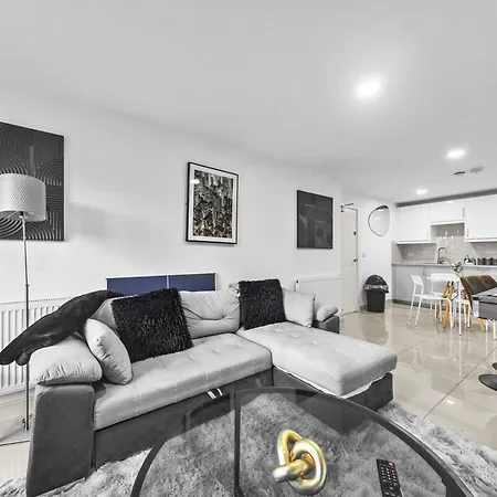 Three Bedroom By Brookland Serviced Short Lets Leeds With Free Wifi *